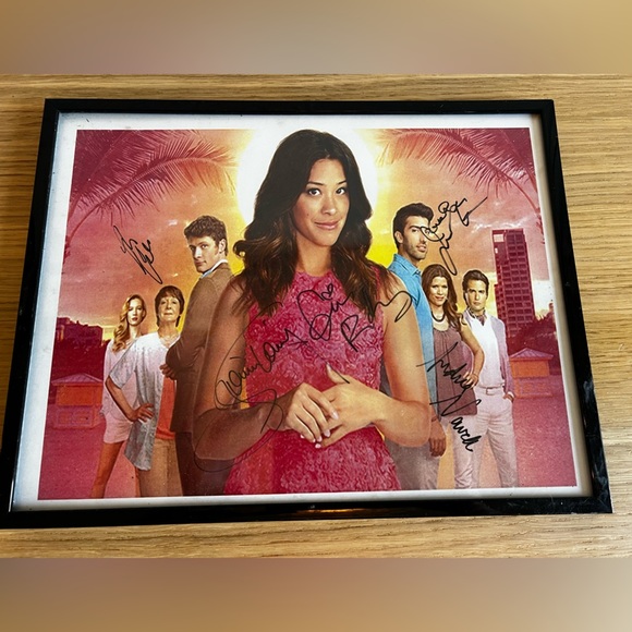 Framed “Jane the Virgin” Cast Photo Signed Gina Rodriguez & Cast TV Memorabilia - Picture 2 of 7